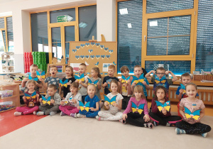 przedszkolaki prezentują wykonane prace motylki w barwach Ukrainy